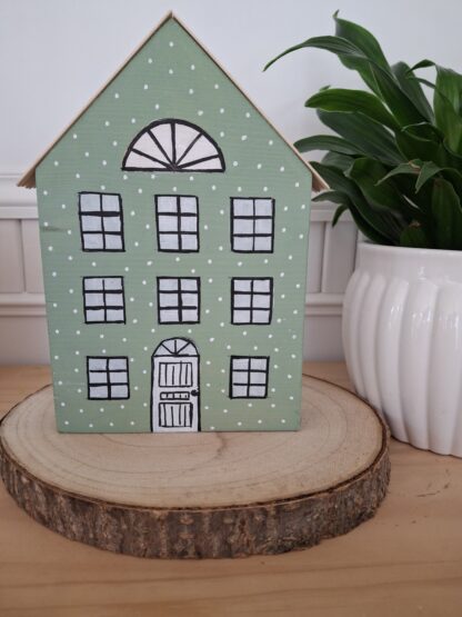 Maison décorative en bois  coloris vert olive à pois (19.5 cm)